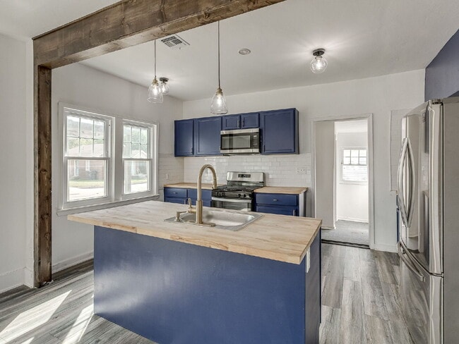 Building Photo - Beautifully Updated Bungalow!