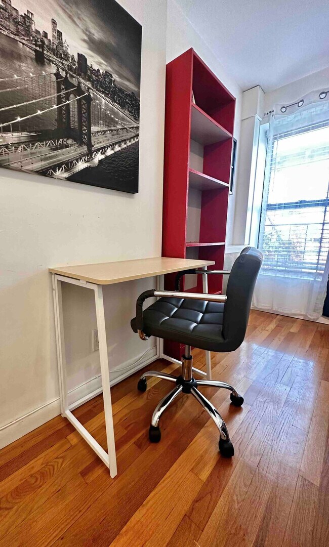 Building Photo - 305 E 104th St