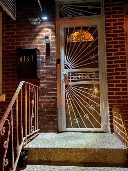 Auto Lit front entrance - 4137 Boyd Ave