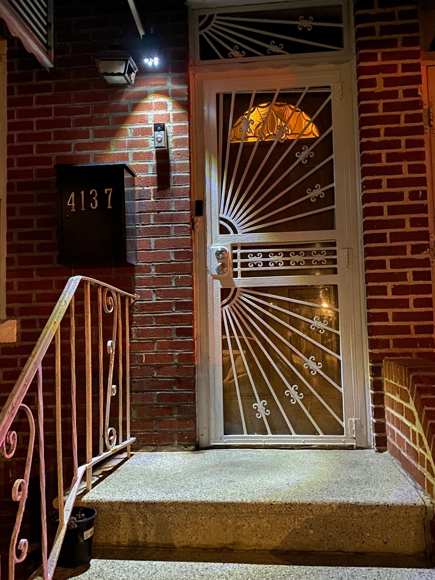 Auto Lit front entrance - 4137 Boyd Ave