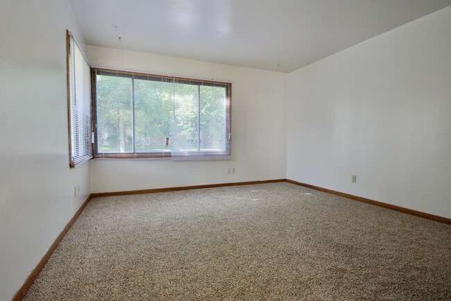 Primary Photo - 407 4th Ave E