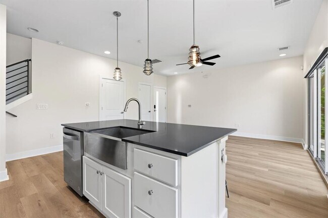 Building Photo - 1160 Lott Ave