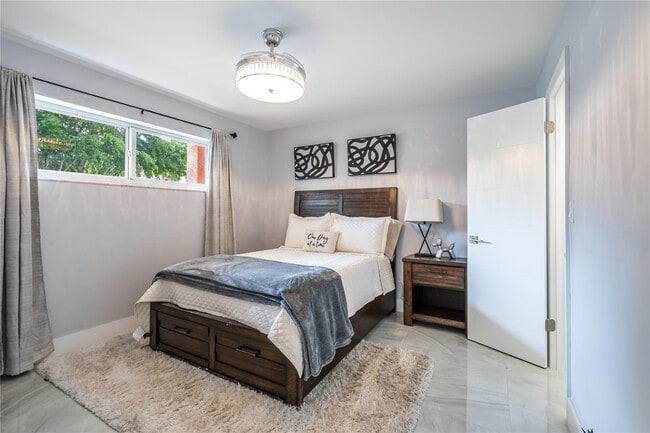 Building Photo - 9523 S Hollybrook Lake Dr