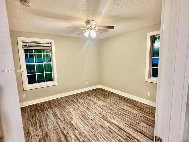 Building Photo - 399 SW Broderick Dr