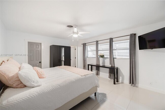 Building Photo - 2121 NE 62nd St