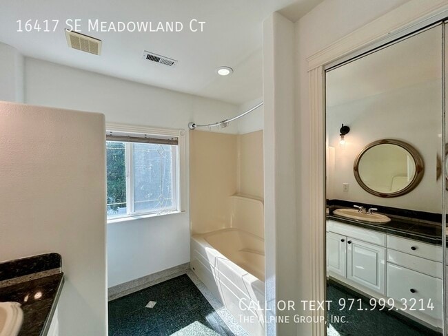 Building Photo - 16417 SE Meadowland Ct