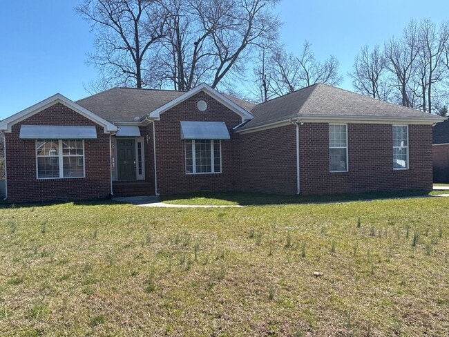 Building Photo - Spacious 3 Bedroom Home In Manchester...