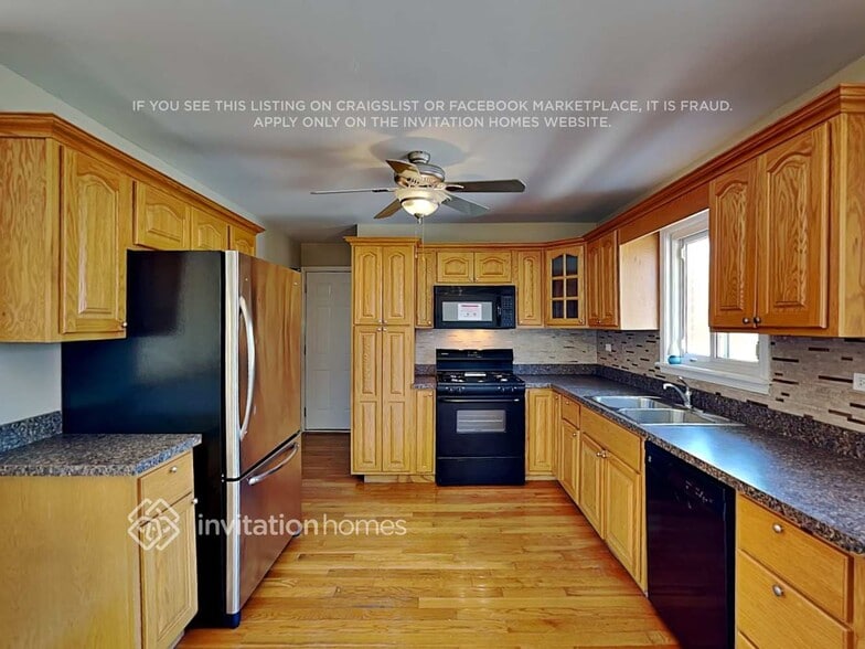 Building Photo - 7648 S Oconto Ave