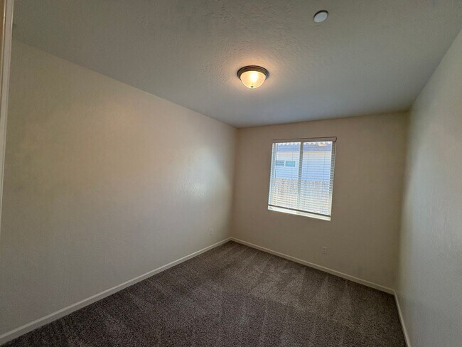 Building Photo - Comfortable NW Visalia Home Rent Ready!