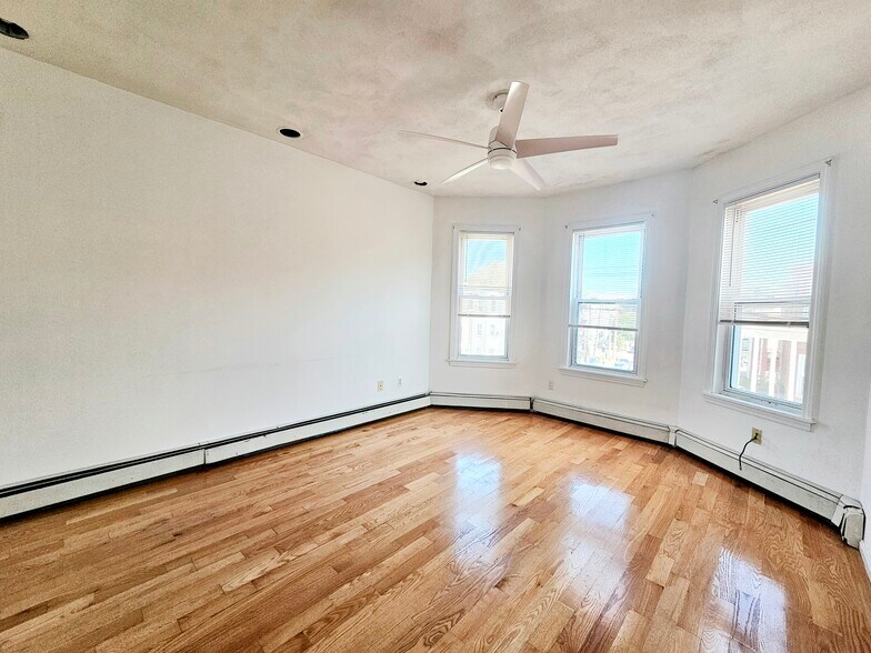 Building Photo - 56 Mansfield St