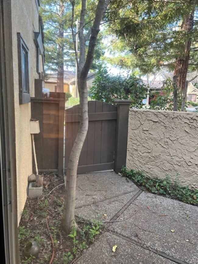 Building Photo - 22 Sierra Lakeside Ln