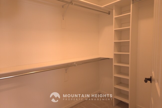 Building Photo - 744 Lazy Oak Way