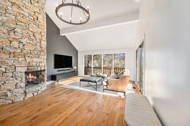 Building Photo - Renovated Lakefront 5 Bedroom Home with 2 Garages!