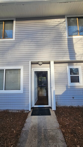 Building Photo - Room in Townhome on Sandy Creek Dr