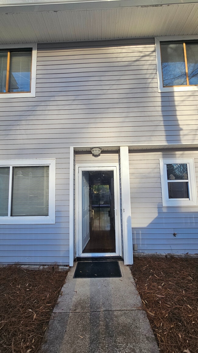Building Photo - Room in Townhome on Sandy Creek Dr