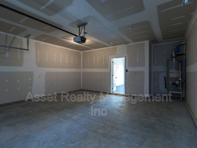 Building Photo - 4831 Birchcrest Ln