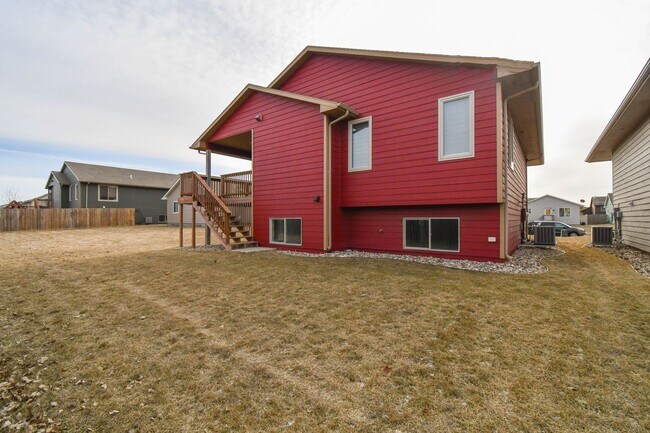 Building Photo - 5 Bedroom 3 Bathroom Single Family Home North Sioux Falls!