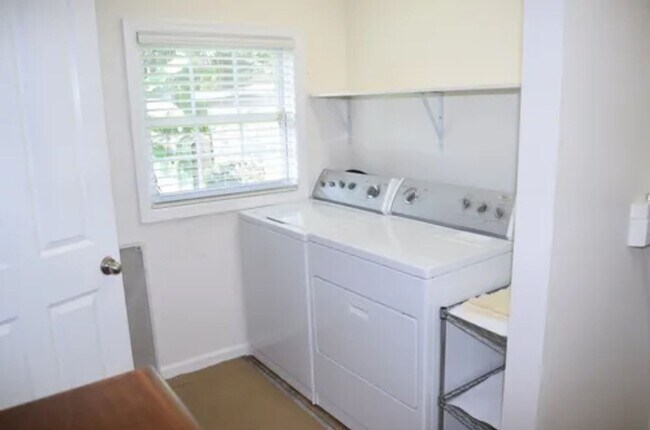 Building Photo - Charming, Partially Furnished Cottage-Style Home Near Catawba Hospital – Available Now!