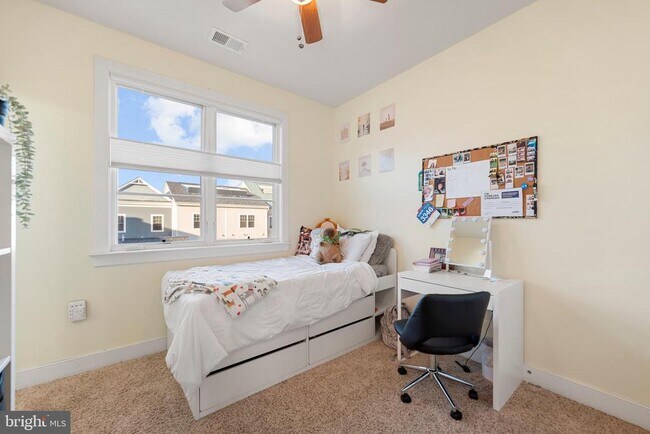 Building Photo - 710 E Howell Ave