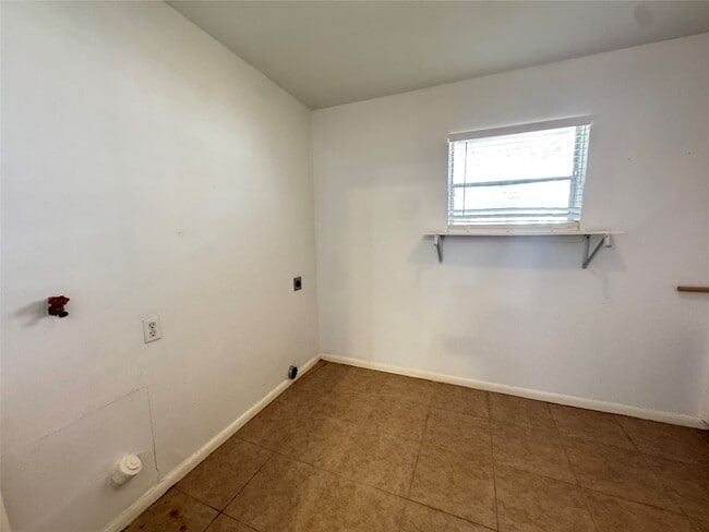 Building Photo - 2205 Farr St