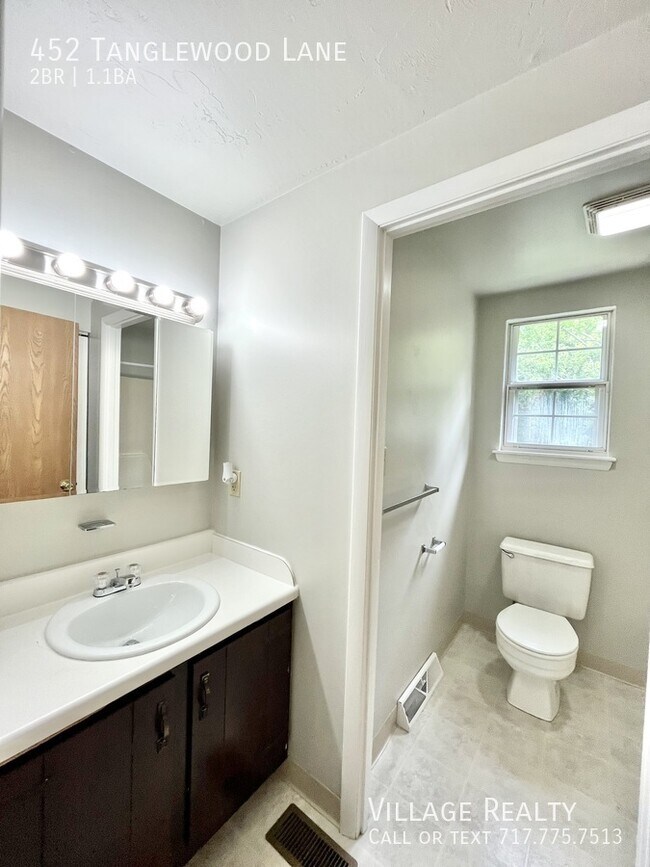 Building Photo - 452 Tanglewood Ln