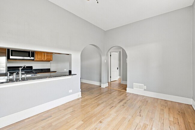 Building Photo - Charming 2-bedroom, 1-bath condo located in the heart of Denver