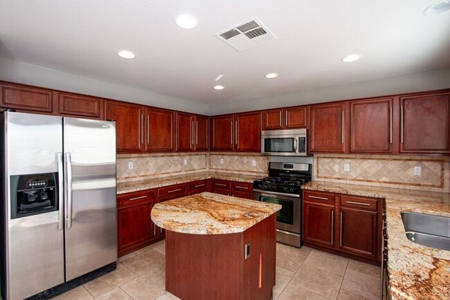 Building Photo - Welcome to this stunning 4 bedroom, 2.5 ba...