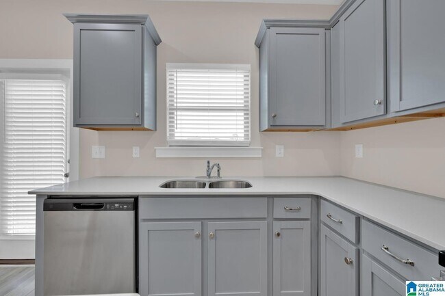 Building Photo - 170 Kings Wy