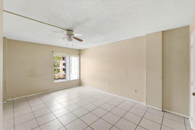 Building Photo - 4152 Inverrary Dr