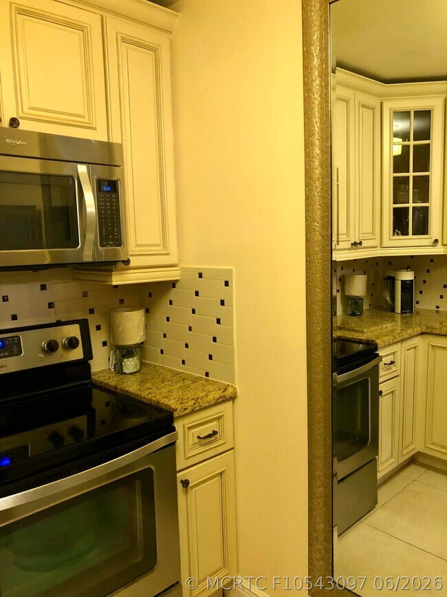 Building Photo - 6407 Bay Club Dr