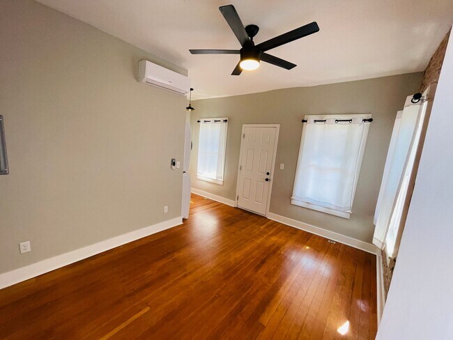 Building Photo - COMING SOON! 1 Bed / 1 Bath Cottage in U o...