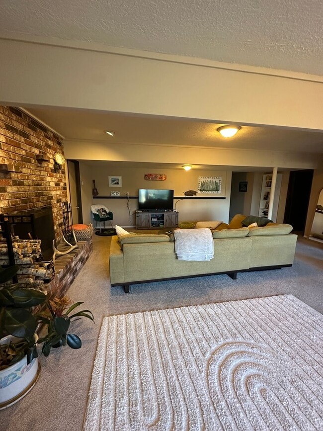 Building Photo - 2 bedroom 1 bath daylight basement unit in the heart of Edmonds