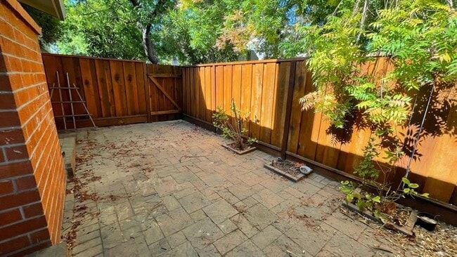 Building Photo - 2BD/2BA - Stylish 2BR Townhome Near Apple ...