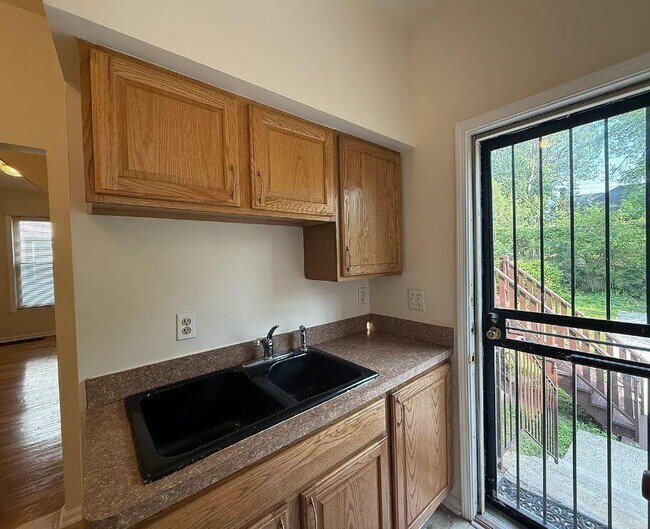 Building Photo - 70 Holbrook