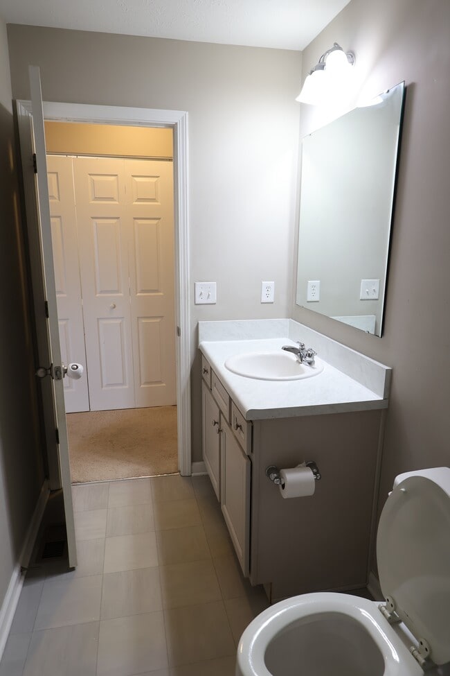 Building Photo - 1899 Lakecrest Dr