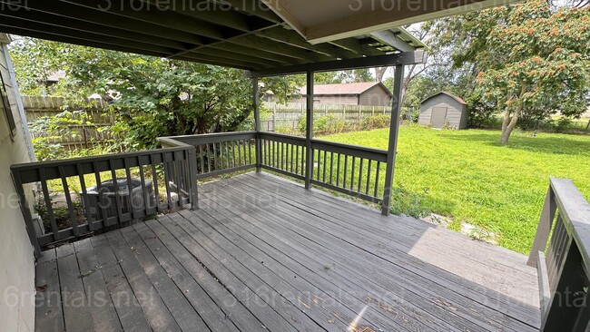 Building Photo - $1300 - 3 bed 1 bath Beautiful single fami...