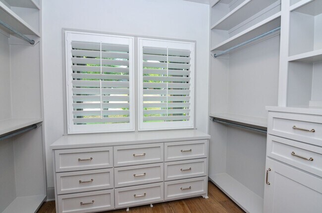 Building Photo - Fully Furnished in Downtown Franklin