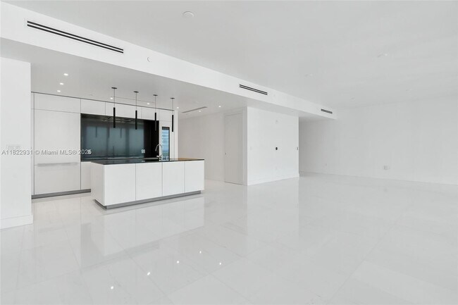 Building Photo - 300 Biscayne Blvd Way
