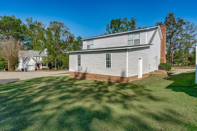 Building Photo - Beautifullly renovated home with easy access to I-26