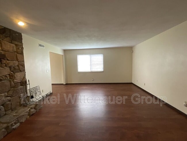 Building Photo - 102 Kingsway Dr