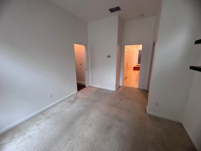 Building Photo - 2 Bedroom 2 Bathroom Home in West Sac