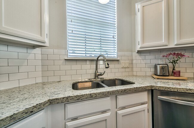 Building Photo - 1118 Chelsea Ln