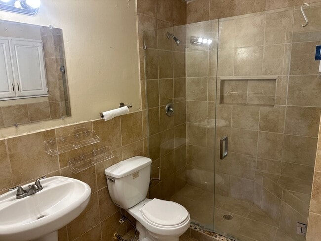Building Photo - Large 4BR in Marietta