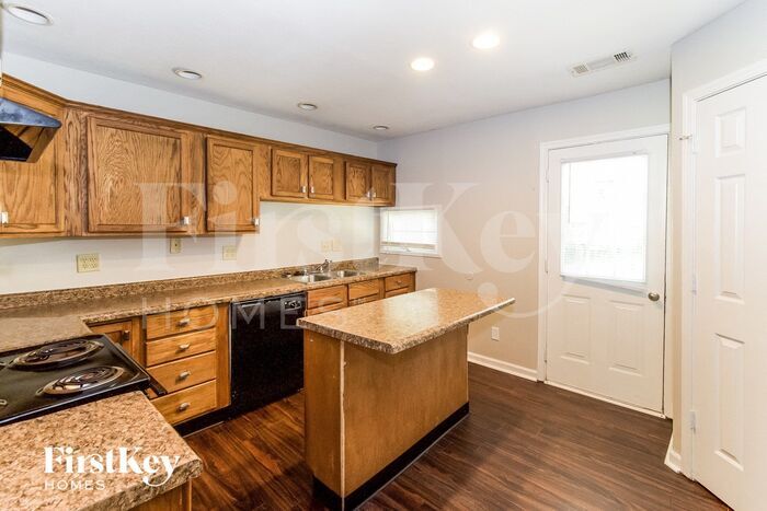 Building Photo - 7338 Kingsley Dr
