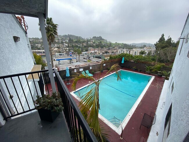 Building Photo - 3030 Valle Vista Dr