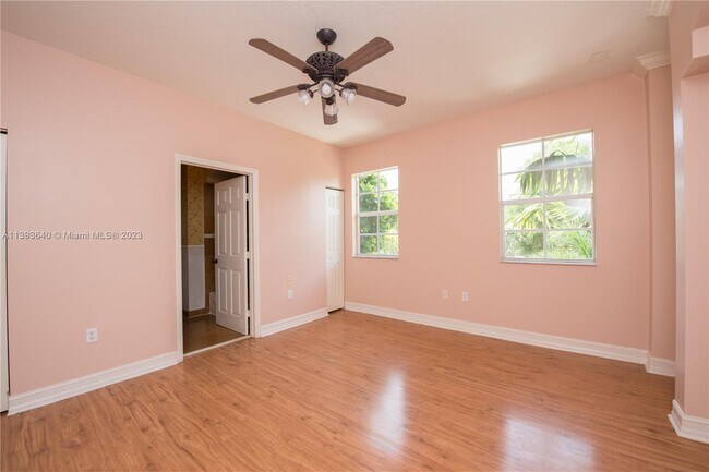 Building Photo - 731 SE 1st St