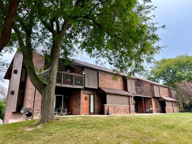 Building Photo - 210 Royal Ct