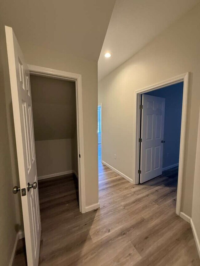 Building Photo - "Charming 2-Bed/1 bath Multiplex Gem on Nebraska Ave - 1000 Sq Ft of Comfort in St. Louis!" BENTO...