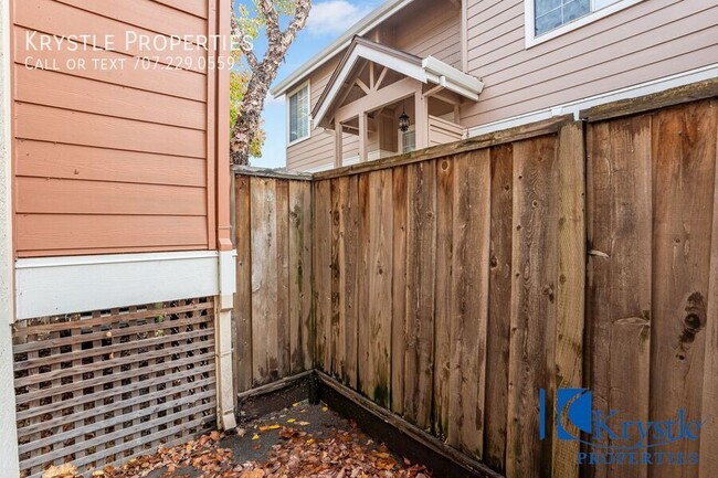 Building Photo - Charming Fairfield Townhome Just Minutes T...