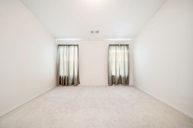 Building Photo - 740 Clairidge Ln SW